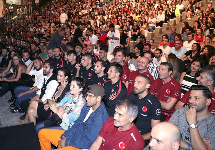 A Milli Takım, Oğuzhan Koçun konserini izledi