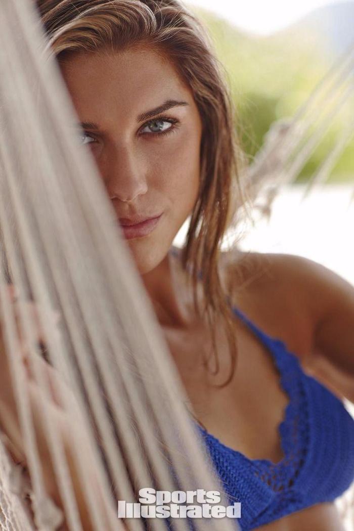 Güzel futbolcu Alex Morgan bikini çekimlerinde...