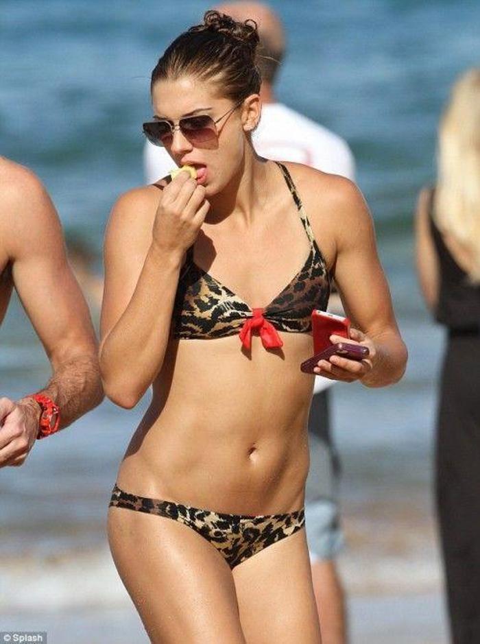 Güzel futbolcu Alex Morgan bikini çekimlerinde...