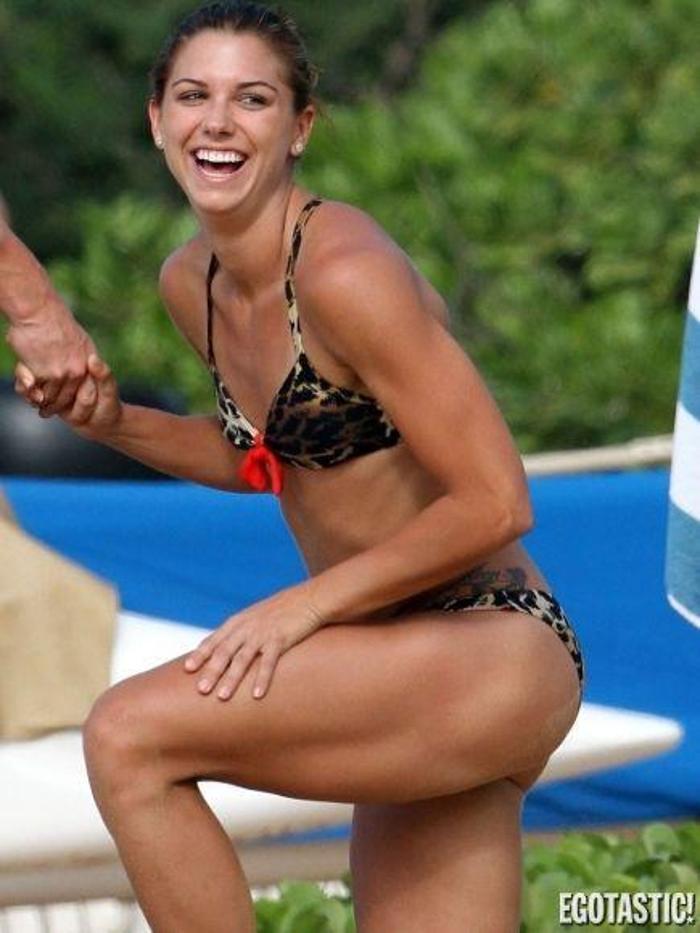 Güzel futbolcu Alex Morgan bikini çekimlerinde...