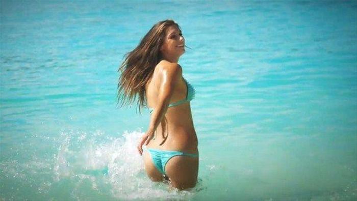 Güzel futbolcu Alex Morgan bikini çekimlerinde...