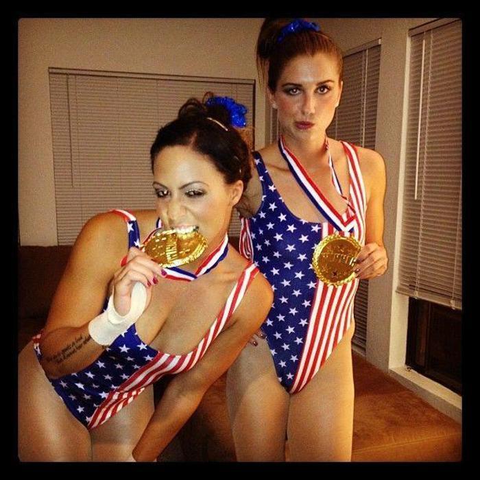 Güzel futbolcu Alex Morgan bikini çekimlerinde...