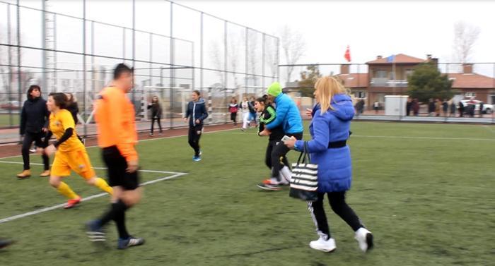 Kayseride kadın futbolculardan saç saça baş başa kavga