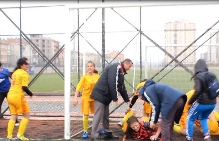 Kayseride kadın futbolculardan saç saça baş başa kavga
