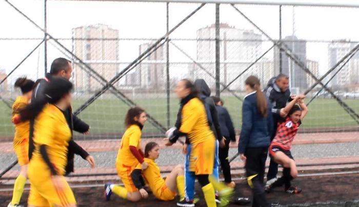 Kayseride kadın futbolculardan saç saça baş başa kavga