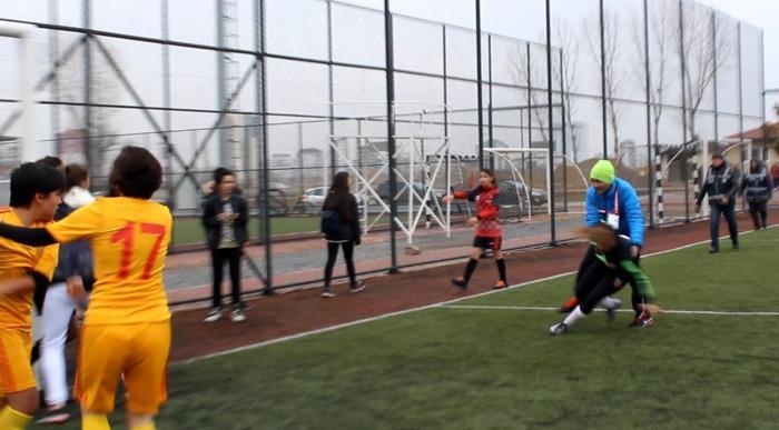 Kayseride kadın futbolculardan saç saça baş başa kavga