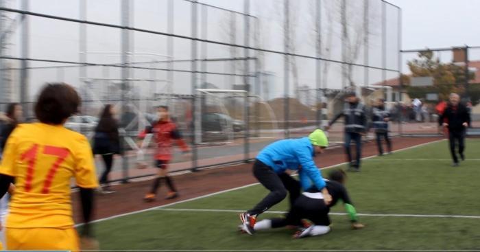 Kayseride kadın futbolculardan saç saça baş başa kavga