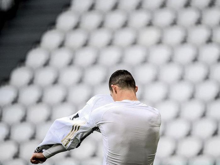 İtalyada büyük tartışma: Cristiano Ronaldo Juventus formasını yere mi attı