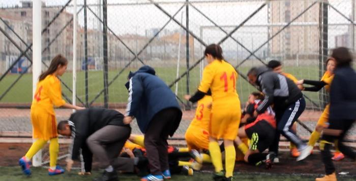 Kayseride kadın futbolculardan saç saça baş başa kavga