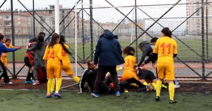 Kayseride kadın futbolculardan saç saça baş başa kavga