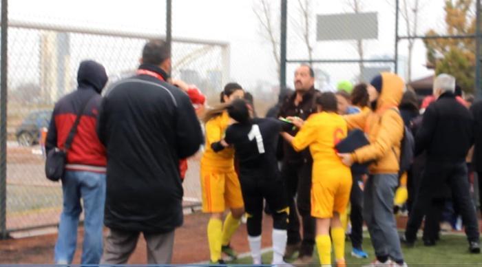 Kayseride kadın futbolculardan saç saça baş başa kavga