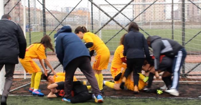 Kayseride kadın futbolculardan saç saça baş başa kavga