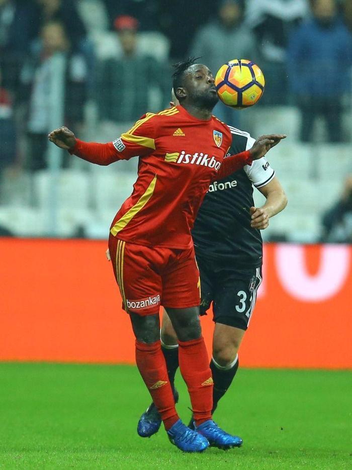 Varela, 4 büyüklerde oynar