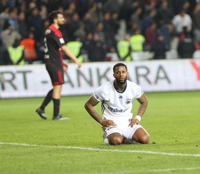 Fenerbahçede 5 ismin bileti kesildi
