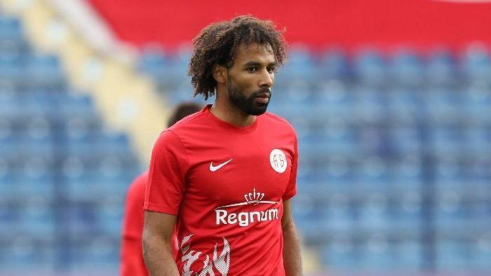 Nazım Sangare - Antalyaspor - 25 yaşında/Sağ bek