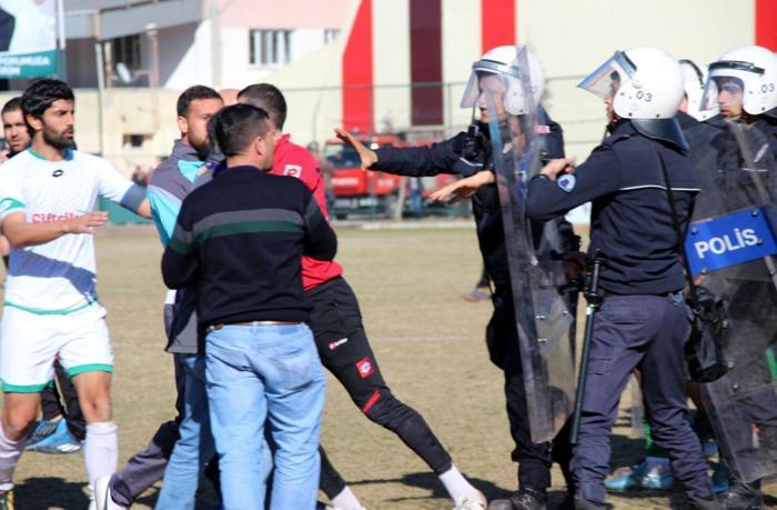 Amatör maç sonrası olay çıktı: 1i polis 11 yaralı