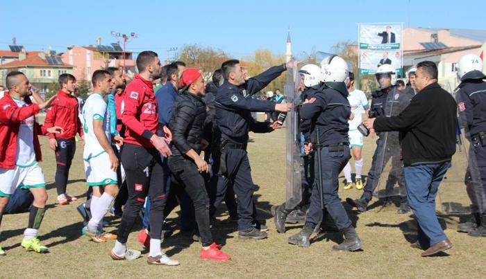 Amatör maç sonrası olay çıktı: 1i polis 11 yaralı