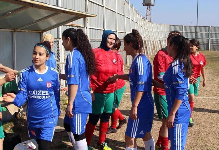 Azize Ay 49 yaşında ilk maçına çıktı
