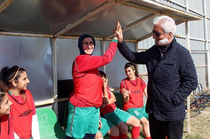 Azize Ay 49 yaşında ilk maçına çıktı