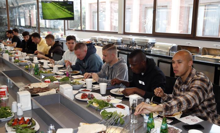 Fenerbahçede yönetim ve futbolcular barbekü organizasyonunda bir araya geldi