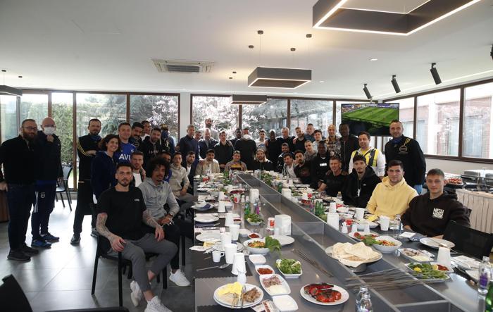 Fenerbahçede yönetim ve futbolcular barbekü organizasyonunda bir araya geldi