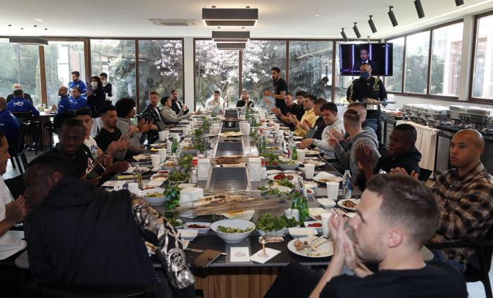 Fenerbahçede yönetim ve futbolcular barbekü organizasyonunda bir araya geldi