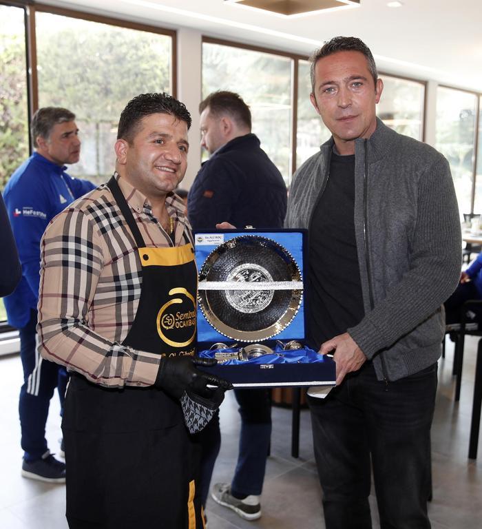 Fenerbahçede yönetim ve futbolcular barbekü organizasyonunda bir araya geldi