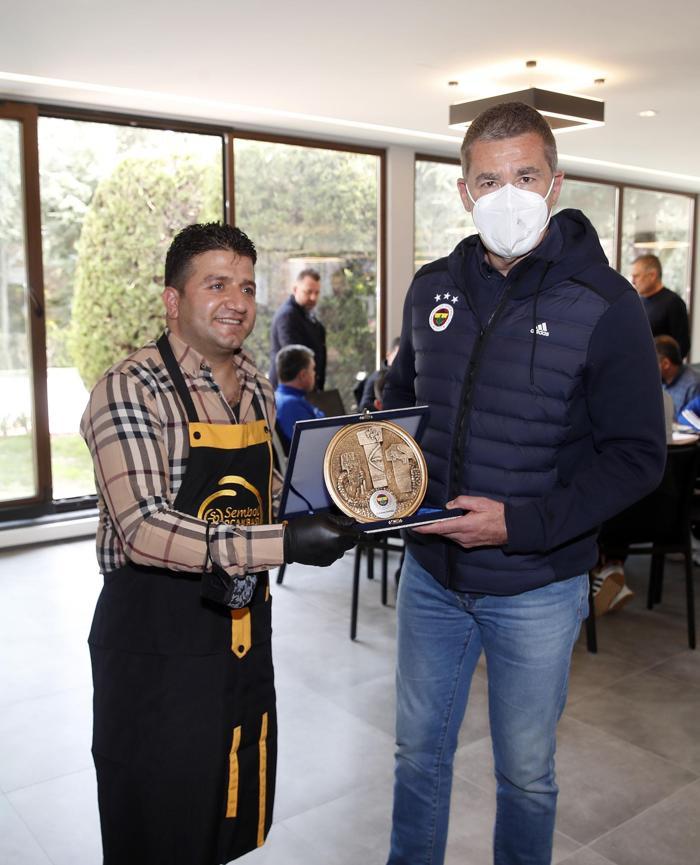 Fenerbahçede yönetim ve futbolcular barbekü organizasyonunda bir araya geldi