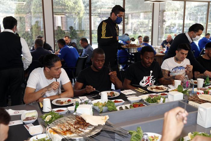 Fenerbahçede yönetim ve futbolcular barbekü organizasyonunda bir araya geldi