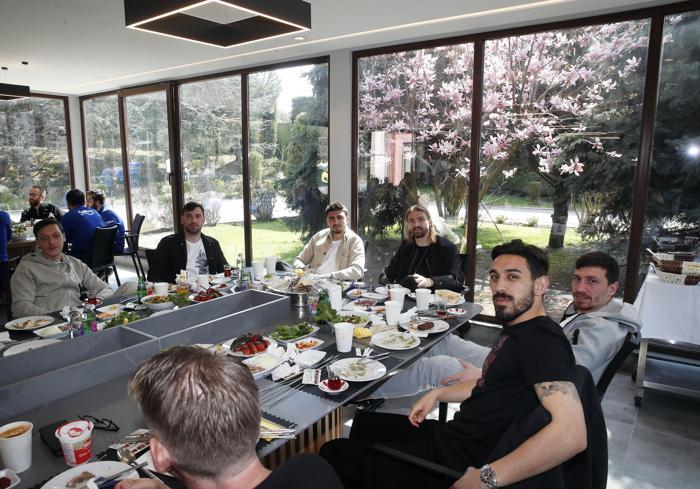Fenerbahçede yönetim ve futbolcular barbekü organizasyonunda bir araya geldi