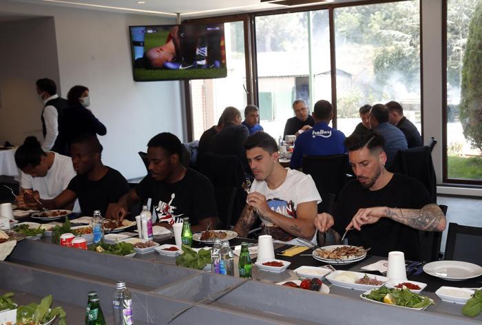 Fenerbahçede yönetim ve futbolcular barbekü organizasyonunda bir araya geldi