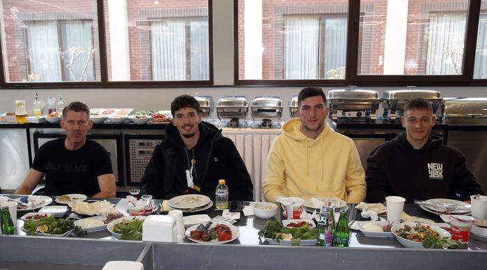 Fenerbahçede yönetim ve futbolcular barbekü organizasyonunda bir araya geldi