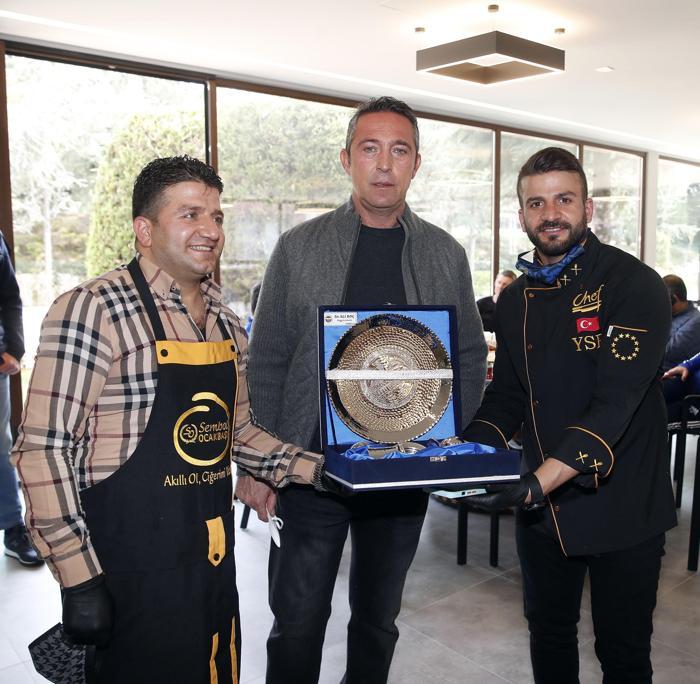 Fenerbahçede yönetim ve futbolcular barbekü organizasyonunda bir araya geldi