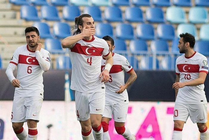 Çağlar Söyüncü ile güzel oyuncu Zehra Yılmaz arasında aşk iddiası