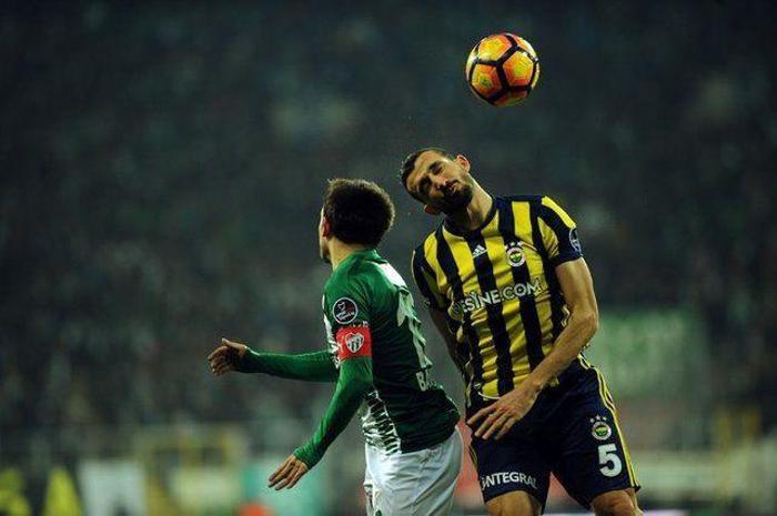Fenerbahçeli futbolcular duvarları yumrukladı