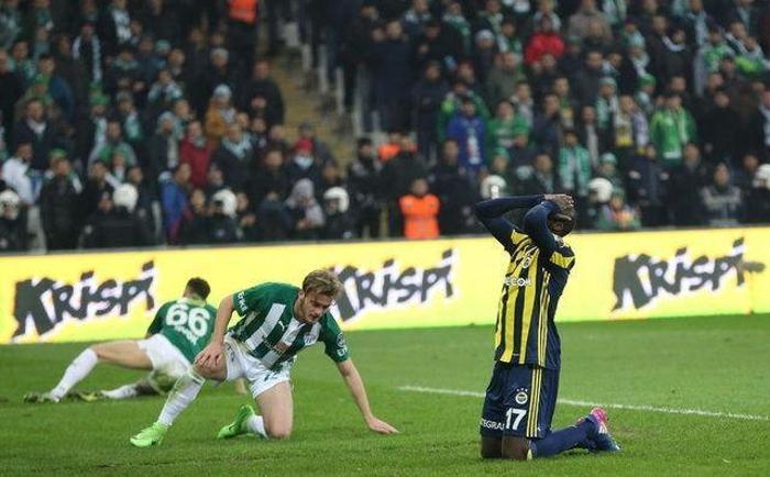 Fenerbahçeli futbolcular duvarları yumrukladı