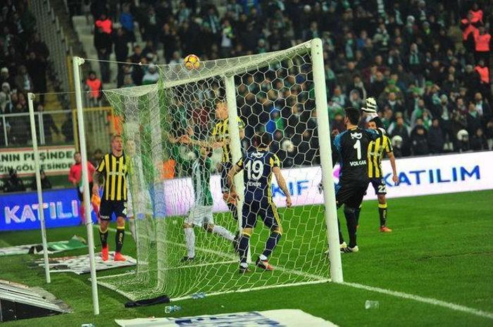 Fenerbahçeli futbolcular duvarları yumrukladı