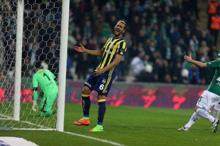 Fenerbahçeli futbolcular duvarları yumrukladı