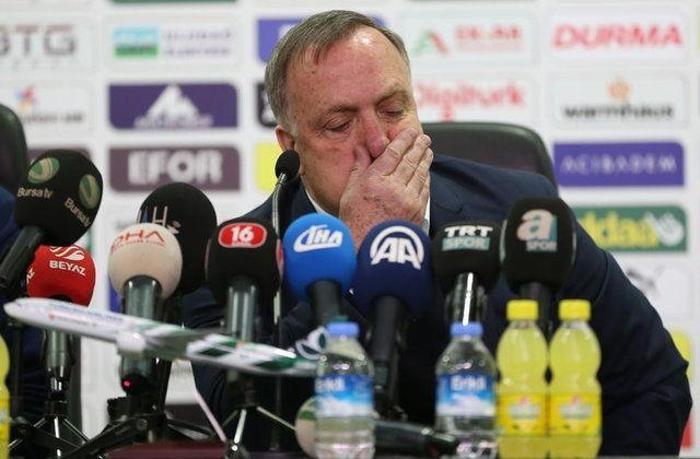 Fenerbahçeli futbolcular duvarları yumrukladı