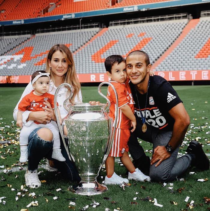 Thiago Alcantaranın eşi Julia Vigas, transferi engellemeye çalışmış