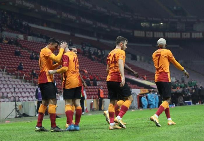 Galatasaraylı Mostafa Mohamedden sürpriz adım 2 dev kulüp peşinde