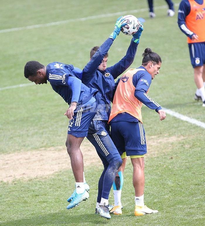 Fenerbahçe idmanında Emre Belözoğlu rüzgarı