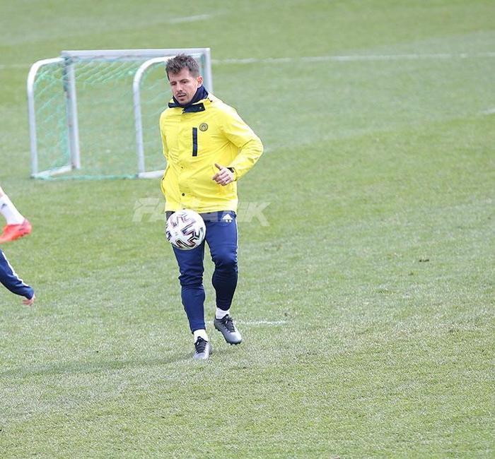 Fenerbahçe idmanında Emre Belözoğlu rüzgarı
