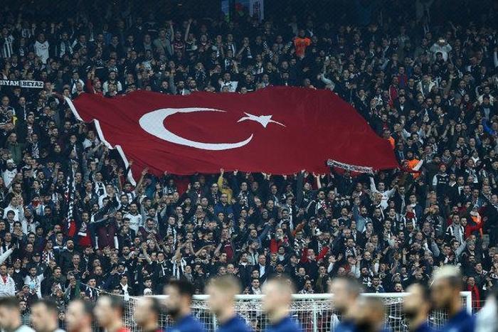 Derbiye bilet bulamadılar, gece tırmanıp stada girdiler