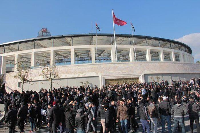 Derbiye bilet bulamadılar, gece tırmanıp stada girdiler