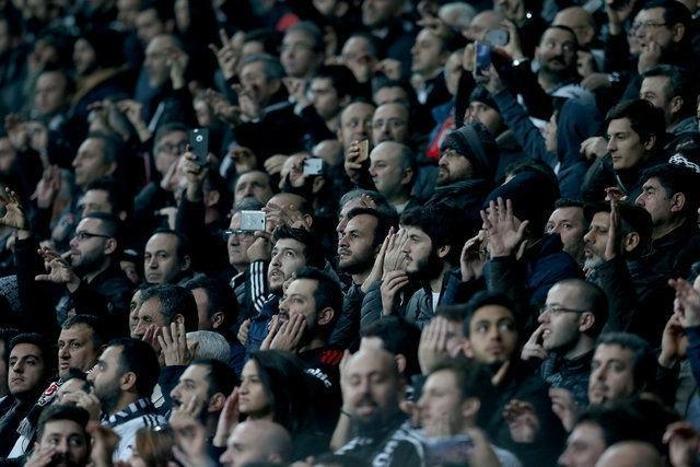 Derbiye bilet bulamadılar, gece tırmanıp stada girdiler