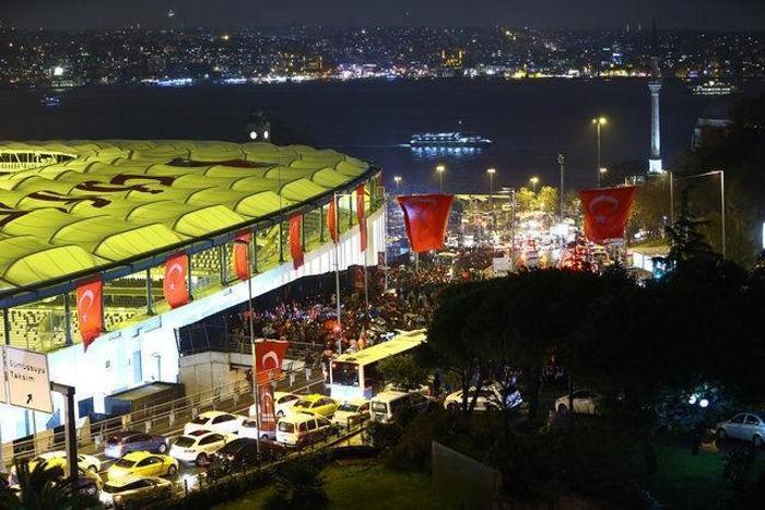 Derbiye bilet bulamadılar, gece tırmanıp stada girdiler