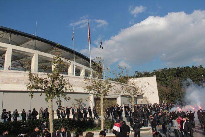 Derbiye bilet bulamadılar, gece tırmanıp stada girdiler