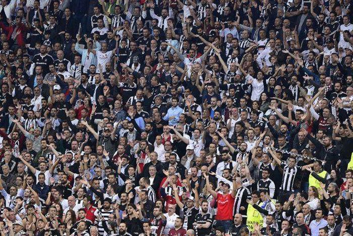 Derbiye bilet bulamadılar, gece tırmanıp stada girdiler