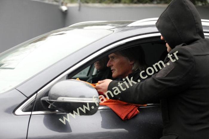 Riekerink Galatasaray forması elinin tersi ile itti